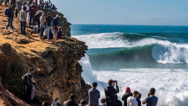 (Video) Mii de oameni au urmărit Nazare Big Wave Challenge